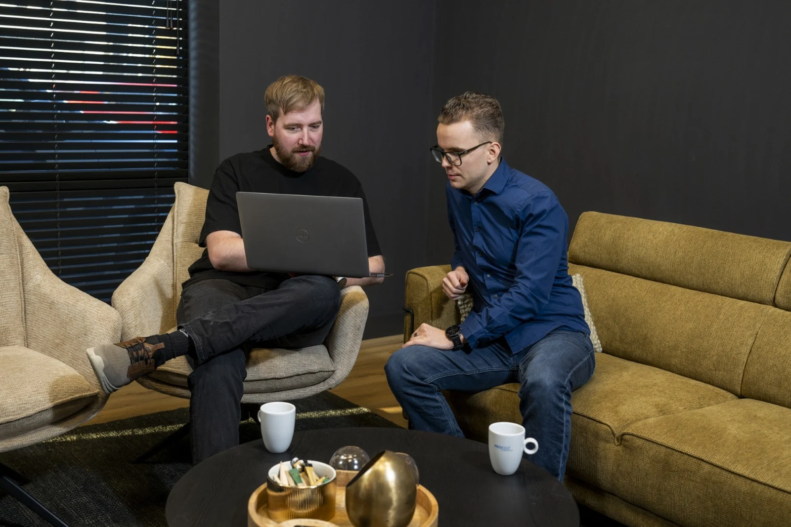 Overleg bij een laptop over een digitale werkplek